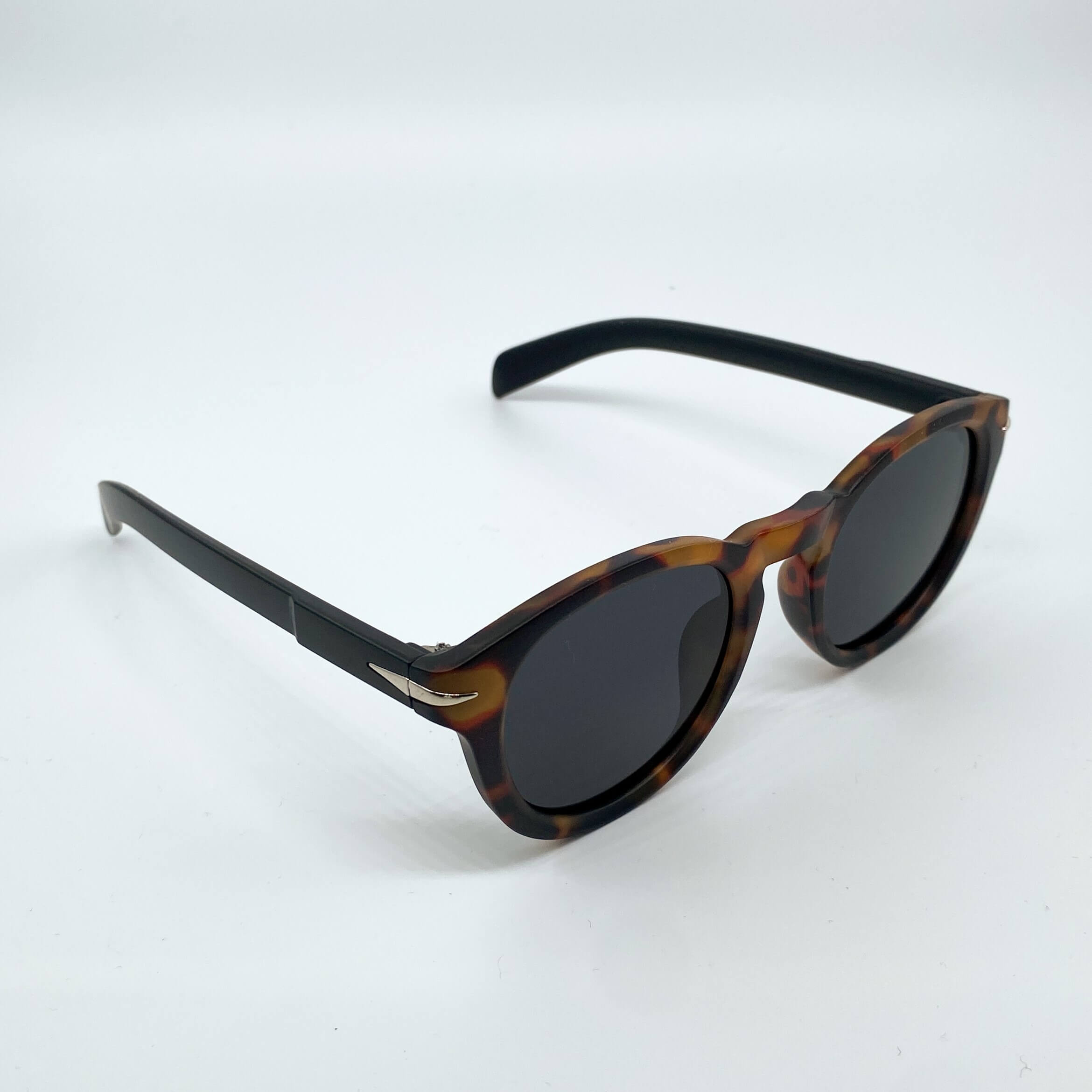 Alice vintage cat-eye sunglasses with a slim upswept frame and high-clarity lenses for a retro-chic urban and festival look - Party People.