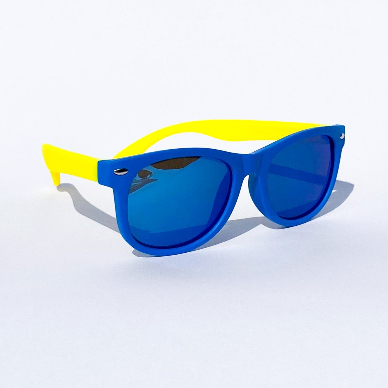 Everest round sunglasses for kids with a double-bridge metal frame and high-clarity lenses for a premium children&
